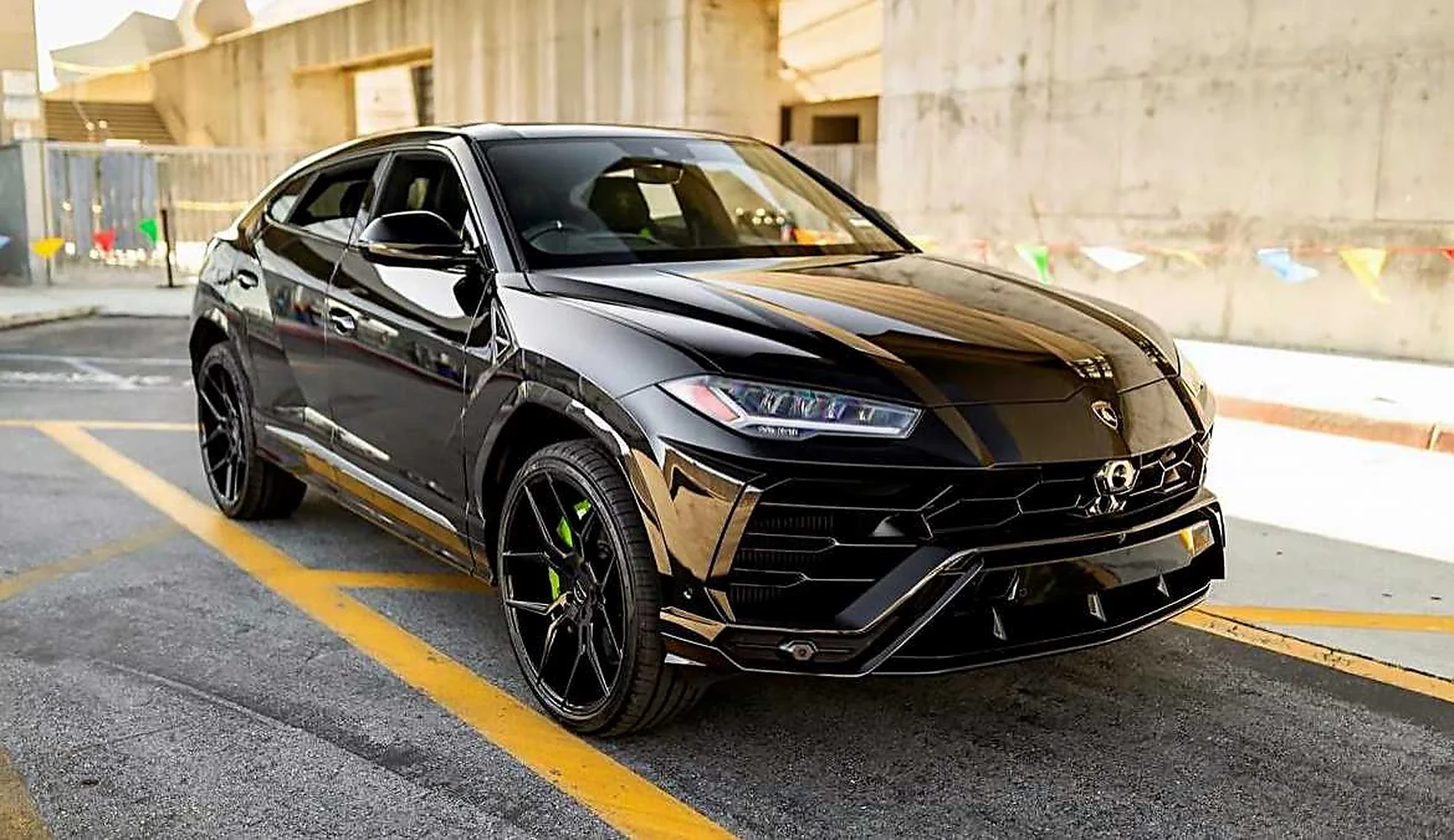 Lamborghini Urus detail relevant to weekly & monthly rentals on LUXURY CAR CLUB